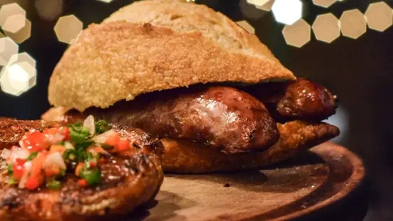 El menú tendrá choripán, carne y vino