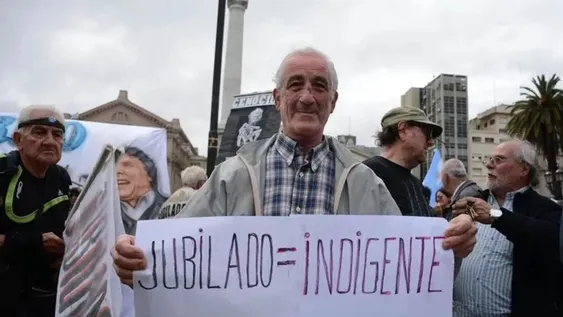 NO HAY PLATA. El Gobierno sostiene que la propuesta de financiamiento del Congreso para solventar la mejora jubilatoria cubre menos del 4%.