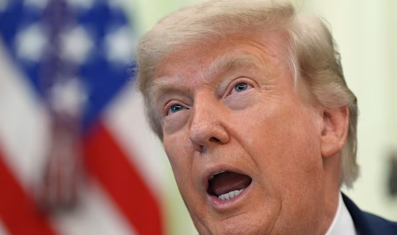 El presidente Donald Trump habla durante un acto para firmar una proclamación sobre la industria pesquera, en el Despacho Oval de la Casa Blanca