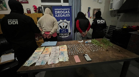 Dos de los detenidos durante un operativo en barrio Las Pampas.