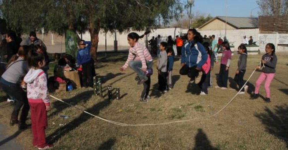 Niños que reinventaron su  infancia con juegos viejos