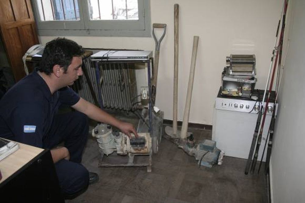 Roban, venden y caen con compradores