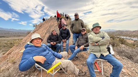 Amigos. Los seis vinieron desde Tres Arroyos para disfrutar del Desafío Ruta 40 en vivo.