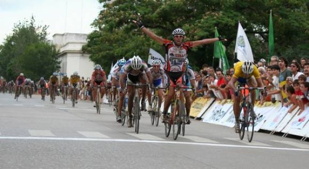 Pérez en la etapa, Colla en la punta