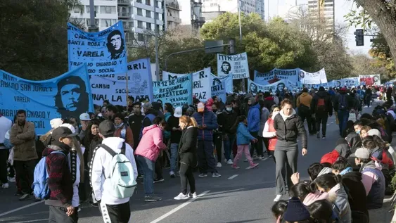 Otra marcha contundente de piqueteros