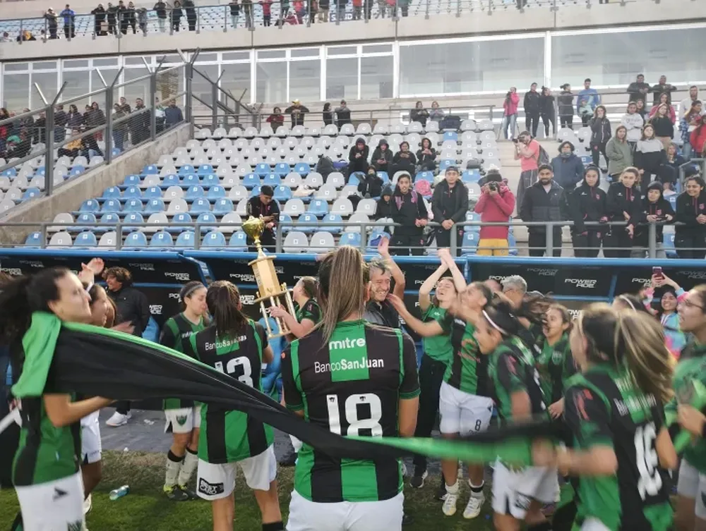 Las chicas de San Martín ganaron y festejaron el título en el Bicentenario