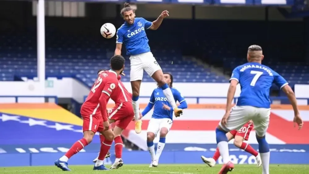 Con polémica en el final, Liverpool y Everton terminaron igualados en el clásico