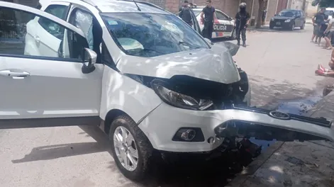 Empleado infiel sacó una camioneta de una playa de estacionamiento y chocó en plena fuga