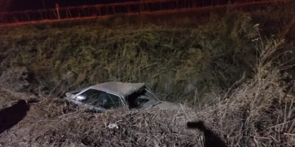 Se quedó dormido y terminó con su auto dentro de un desagüe