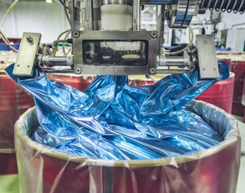 Exportaciones, con fuerte alza en 2024El Instituto Nacional de Vitivinicultura (INV) informó que las ventas internacionales de mosto concentrado en todo el año 2024 ascendieron a 82.499 toneladas, un 103,4% más que el 2023, siento la gran vedette de las exportaciones vitivinícolas. En lo que tiene que ver con el valor FOB de la exportaciones de vino, se alcanzaron los u$s 713.506.000, un 4% más que el año anterior; mientras que el mosto totalizó con u$s 132.346.000, lo que representa una cifra superior al 74%.Los gobiernos de San Juan y Mendoza ven en el mosto no sólo una herramienta para diversificar y no ahogar de vino el mercado, sino que también entienden que es un negocio con un mercado cautivo y, además, es muy valorada la calidad del mosto argentino. La mayor parte del jugo de uva se fabrica en San Juan, quien históricamente pelea por porcentajes más altos de uva para la elaboración.