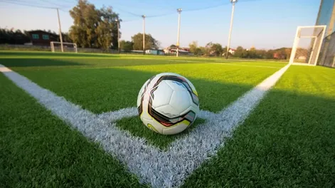 No le alquilaron la cancha, volvió antes a su casa y encontró a su esposa con otro