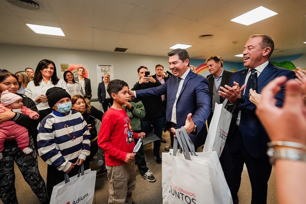 El gobernador compartió un momento con los niños.