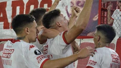 Huracán venció a Boston River y avanzó una nueva fase