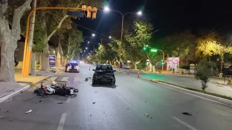 Giró en U y se llevó por delante a una motociclista que habría sufrido una fractura