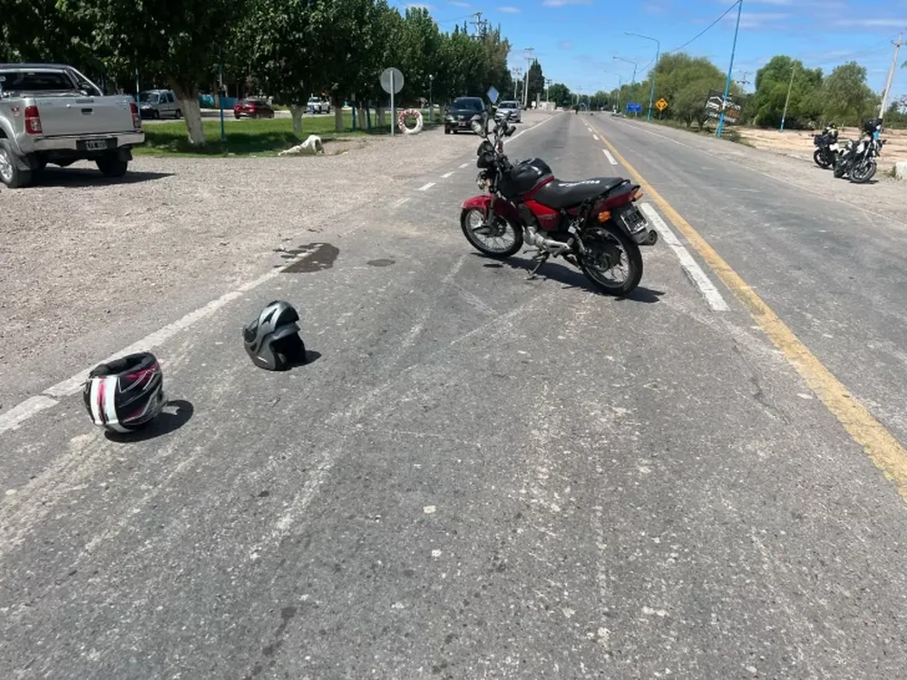 Dos motociclistas debieron ser hospitalizados tras chocar con una camioneta