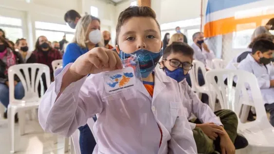 La imagen de Malvinas en tarjetas de débito y en guardapolvos fueguinos