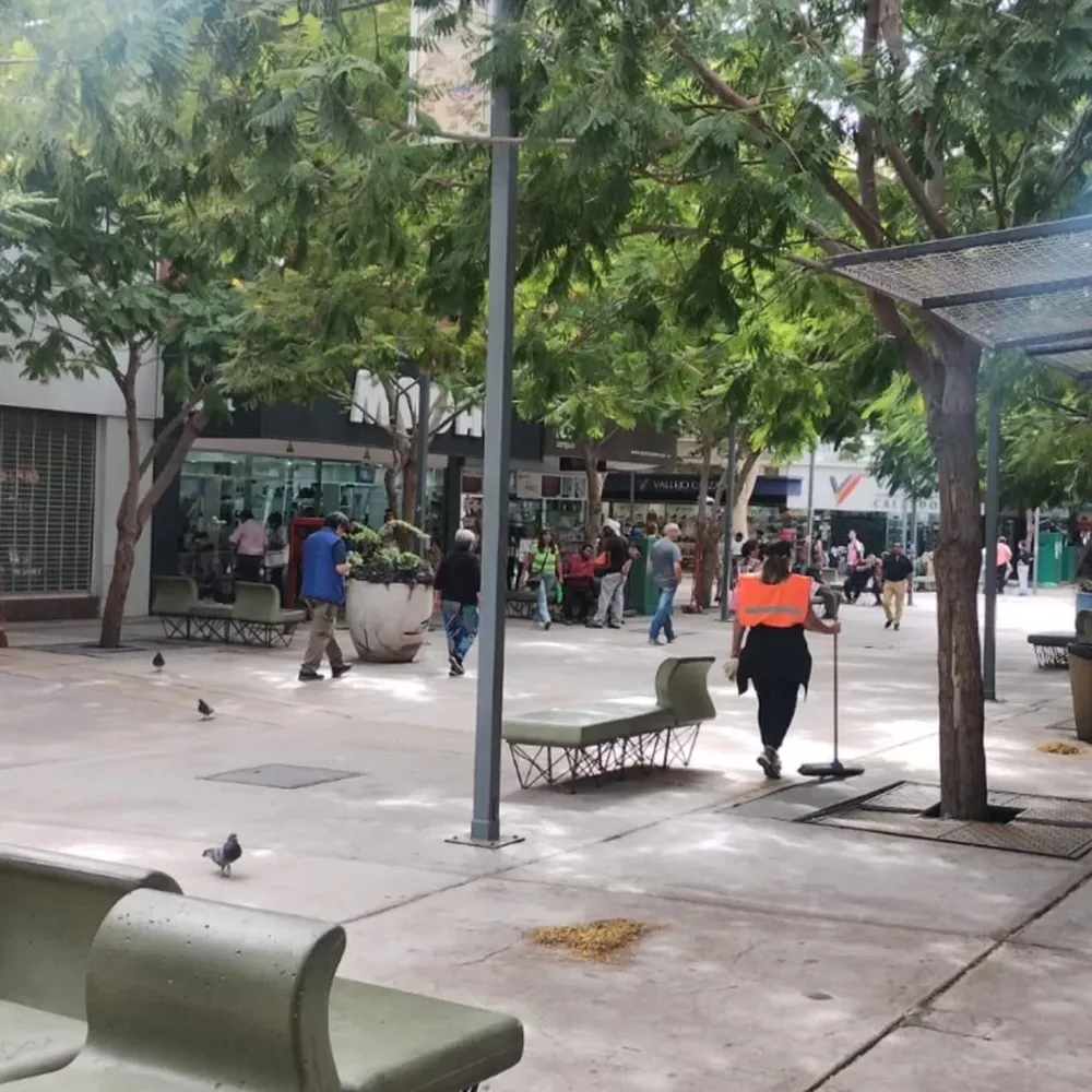 Jueves Santo “planchado” en el microcentro: poca gente y locales casi vacíos