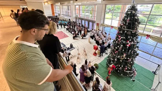 El concierto de villancicos en el Centro Cívico sorprendió y emocionó a todos los presentes.