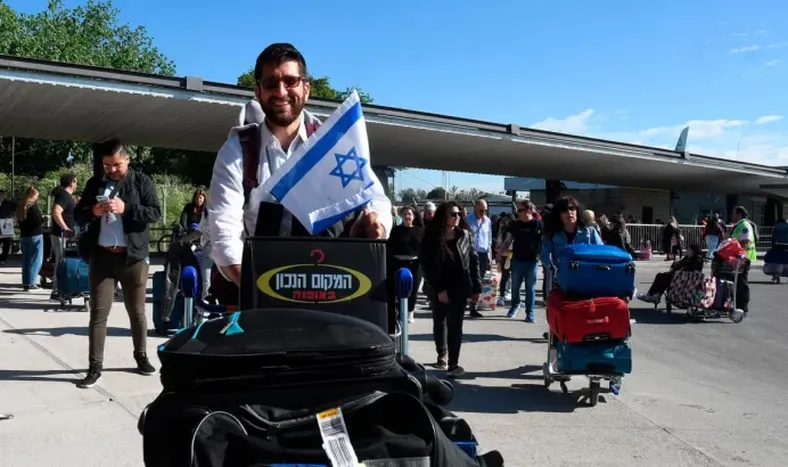 Llegó al país el cuarto vuelo de Aerolíneas Argentinas con 247 argentinos repatriados