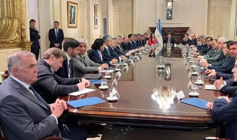Milei se comprometió con los gobernadores a reponer transitoriamente Ganancias