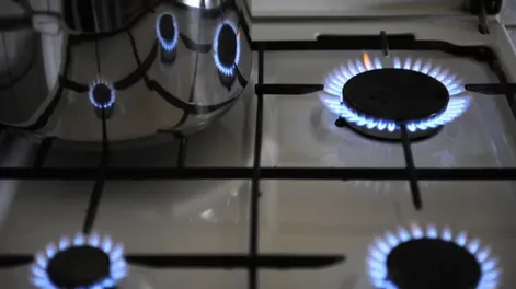 Un ruso mantiene su cocina a gas prendida para burlarse de los europeos