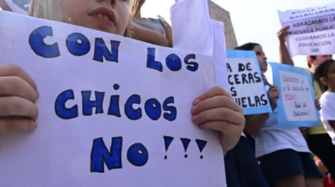 Balearon una escuela en Rosario e hirieron a un nene de 6 años: docentes realizan paro
