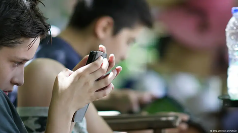 grecia prohibe el acceso a redes sociales a todos los menores de 15 anos a partir de 2027