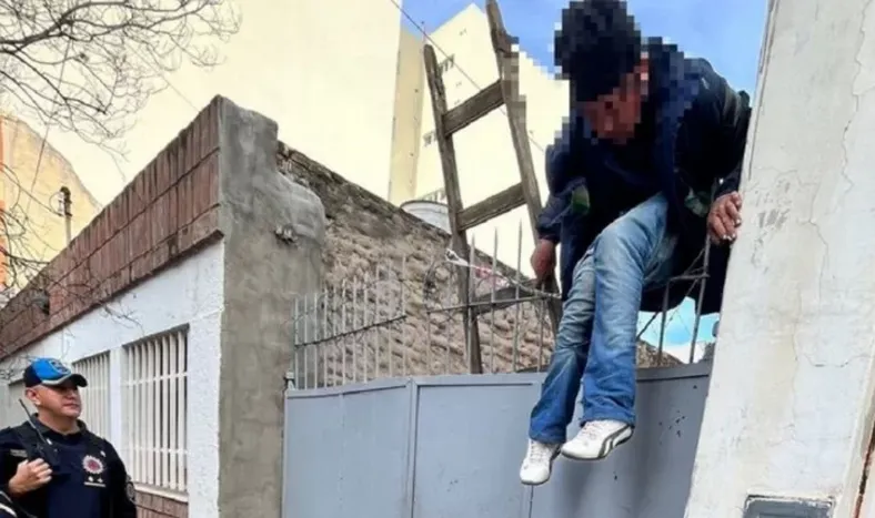 Entró, robó y en la huida saltó y se incrustó una reja en los testículos
