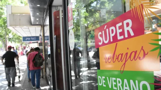 Hay descuentos que llegan al 50% por las liquidaciones de verano en el comercio