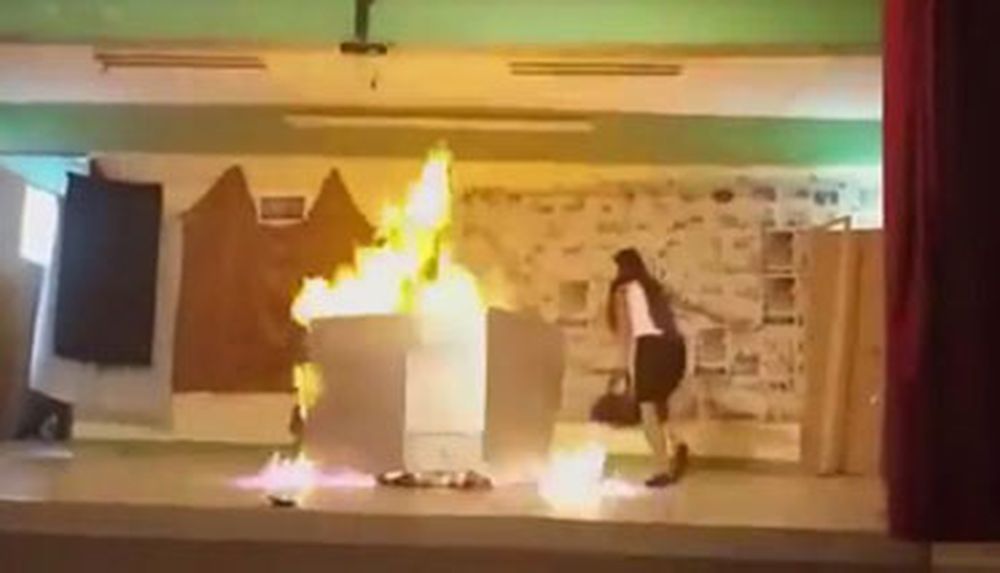 Dos alumnas se incendiaron en pleno acto escolar