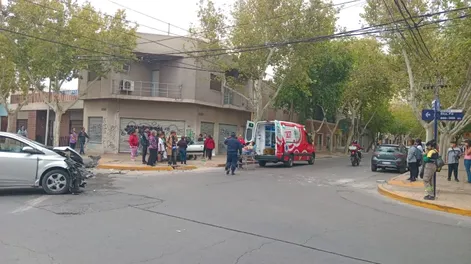 Fuerte choque en el microcentro deja a un hombre hospitalizado