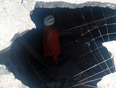 Personal policial rescató a una mujer que cayó a un sótano en su vivienda ubicada en Capital. Personal policial rescató a una mujer que cayó a un sótano en su vivienda ubicada en Capital.