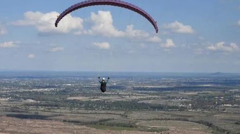 Un parapentista se estrelló en el Cerro Tres Marías y sufrió serios golpes en su cabeza
