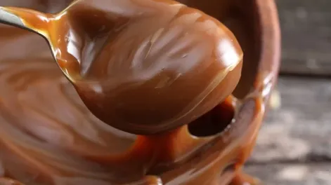 Cómo hacer dulce de leche casero: los pasos, los tiempos y el truco para lograr la textura soñada