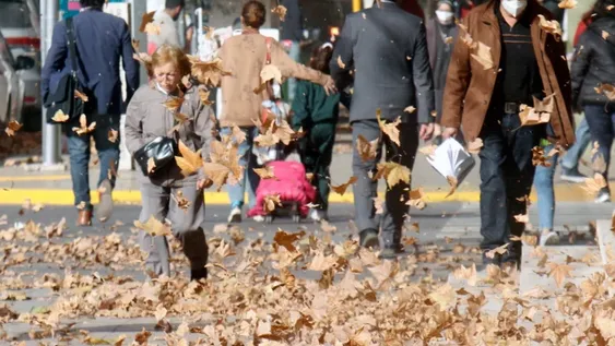 El Zonda empieza a golpear con fuerza al mediodía: la intensidad y la temperatura, hora por hora