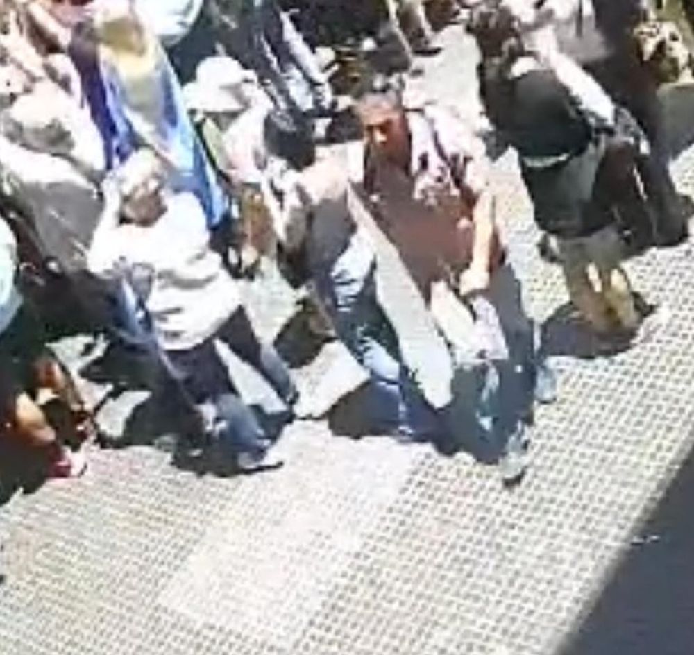Un video muestra al agresor que le lanzó una botella al Presidente