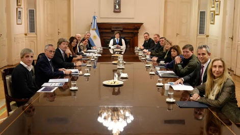 Milei volvió a respaldar a Adorni, definió cambios en el Presupuesto y fijó nuevos recortes para fin de mayo