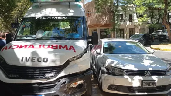Fuerte choque entre una ambulancia y un auto en pleno centro: terminaron en la vereda