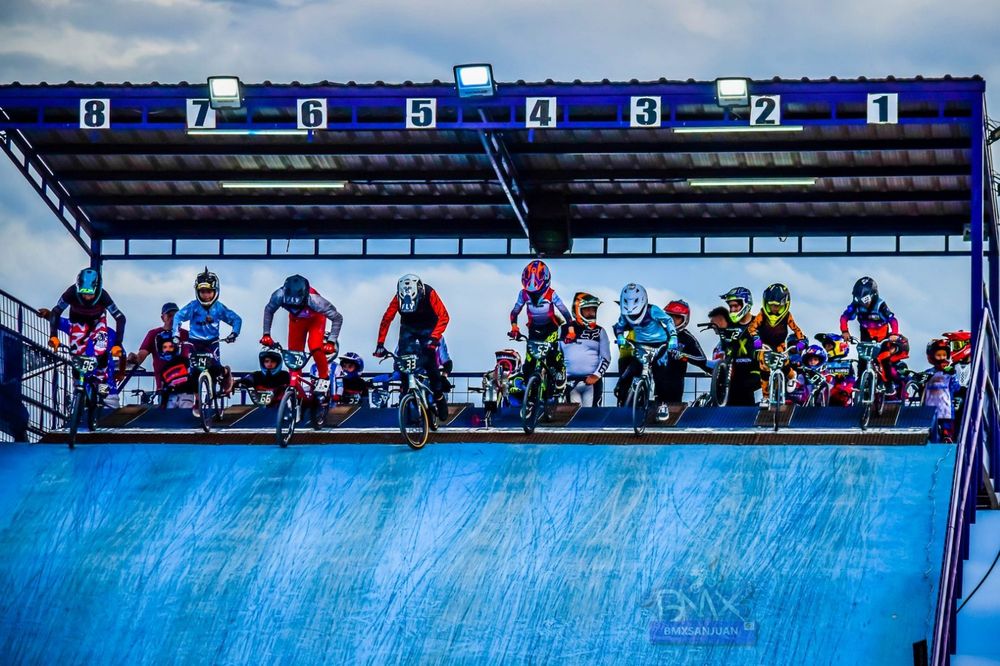 Arranque. El BMX de San Juan comenzó su temporada en Rawson con gran participación de pilotos.