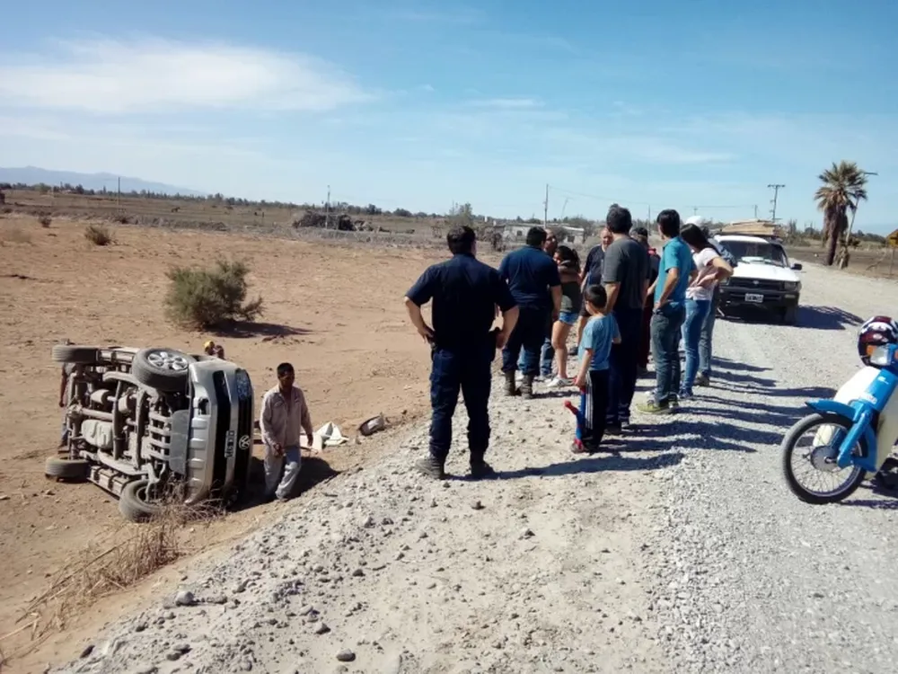 Perdió el control en una calle en mal estado y volcó con su camioneta
