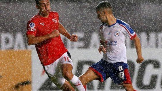 Bajo un diluvio, el Rojo salvó un punto