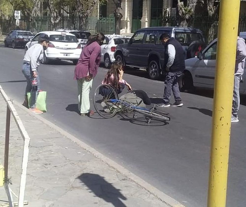 Un ciclista terminó tendido en el pavimento tras ser tocado por un auto