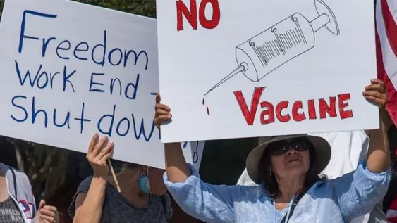 Manifestantes antivacunas bloquearon uno de los mayores centros de vacunación en Estados Unidos