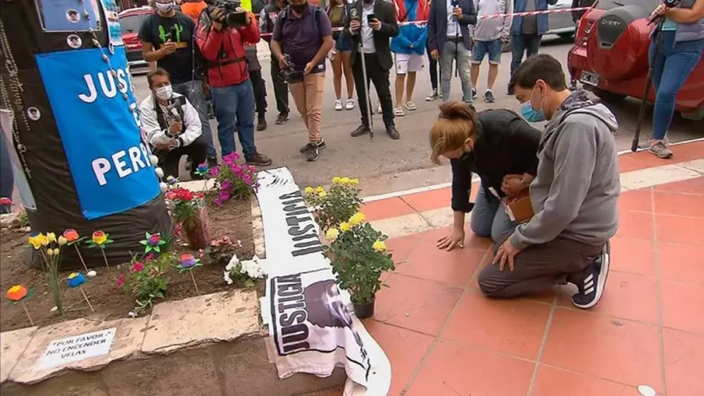 “Prendí una vela y le recé”, dijo la mamá de Fernando tras visitar el lugar del crimen