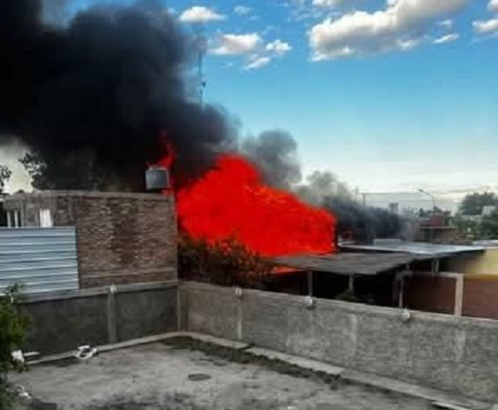 [VIDEO] Impactante incendio en Rivadavia: ardió una carpintería y causó temor en barrios aledaños