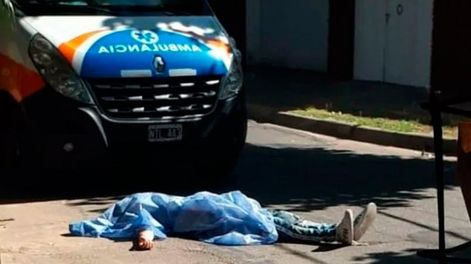Un hombre intentó salvar una estantería de cervezas durante un sismo, pero…