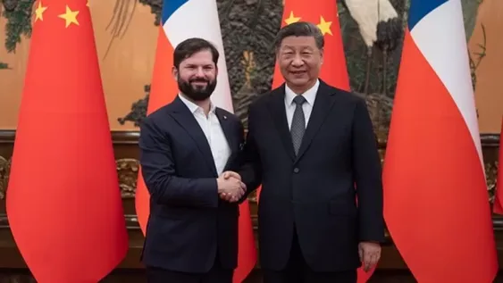 Gabriel Boric y el presidente de China, Xi Jinping, en mayo de 2025.