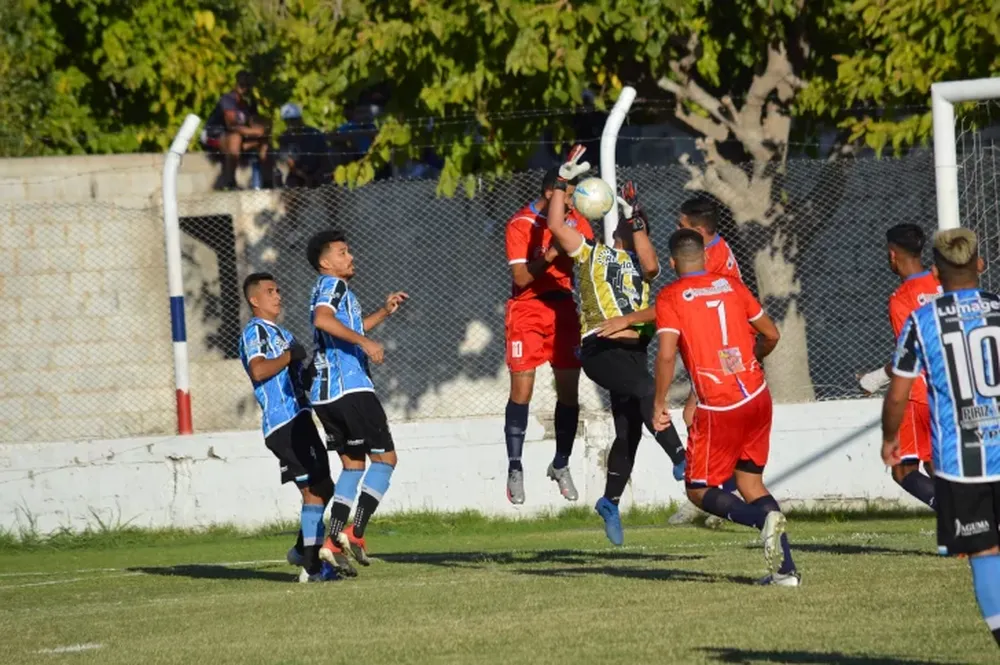 Con la mira en la situación sanitaria, el fútbol local vuelve a entrenar y a competir en junio