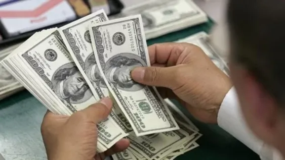El dólar descendió 5 centavos a $17,77, con la atención puesta en la licitación de Lebac