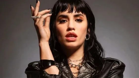 Viralizan foto de Lali con pantalón desprendido y culotte a la vista